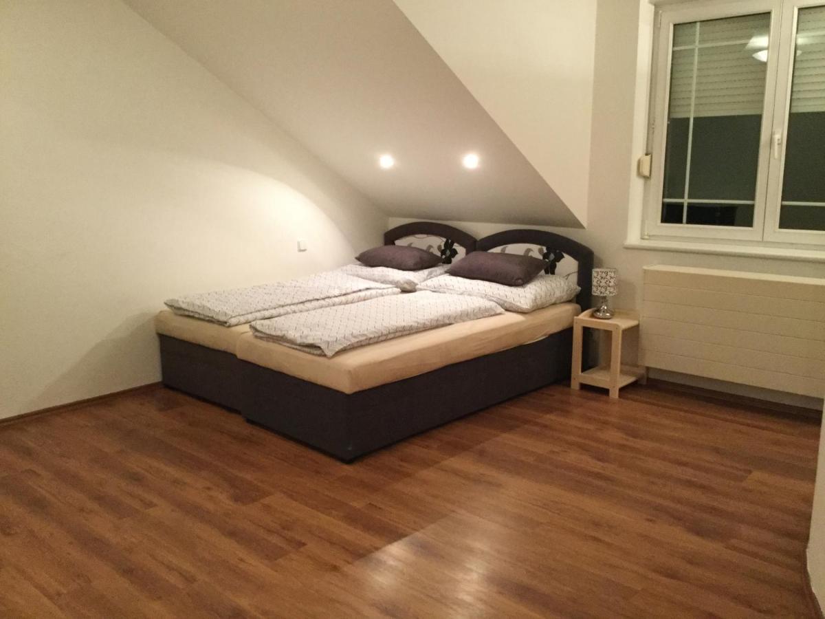Justyna Villa Pardubice Buitenkant foto