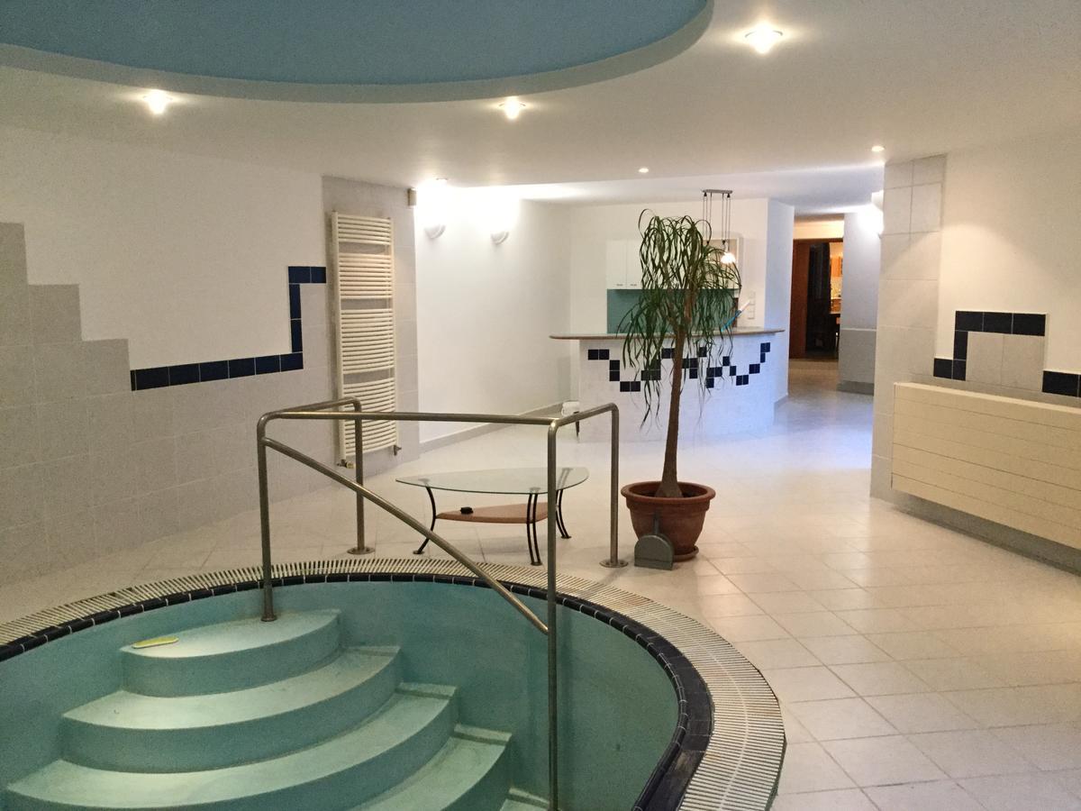 Justyna Villa Pardubice Buitenkant foto